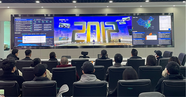 宁德市文化传媒集团（闽东日报社）组织员工 集中收看《平安行·2021》(图1)