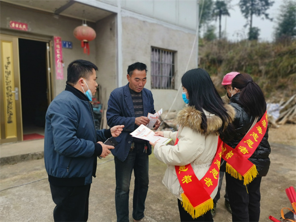 冬春禁种铲毒宣传进村入户(图1)