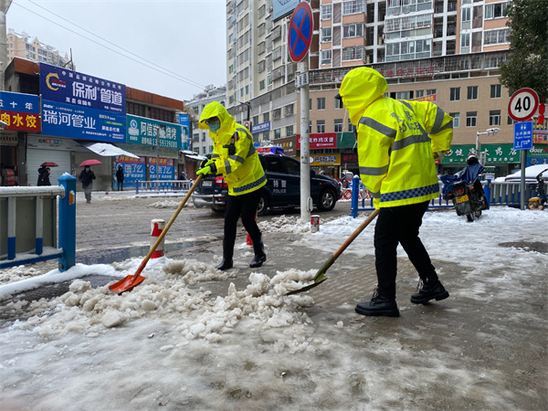 以雪为令，为民护航！屏南公安迎风战寒保畅通(图1)