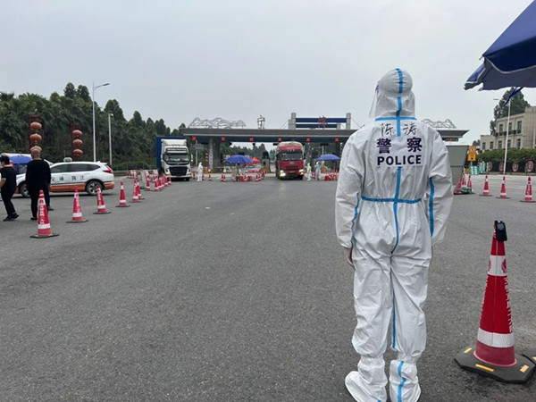 警脉薪火相传 “四代”齐心战“疫”(图3)