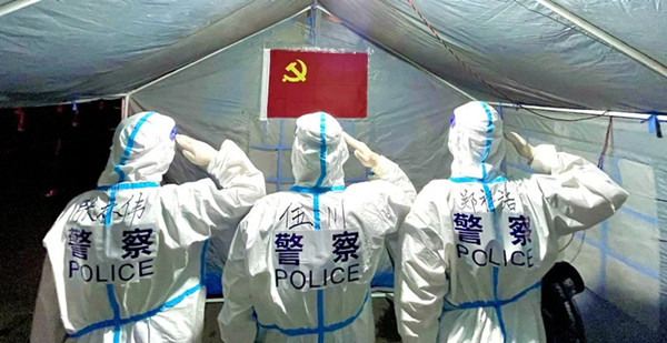 警脉薪火相传 “四代”齐心战“疫”(图2)