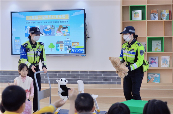 寿宁县公安局交警大队直属女子骑行中队走进机关幼儿园开展交通安全宣传活动(图1)