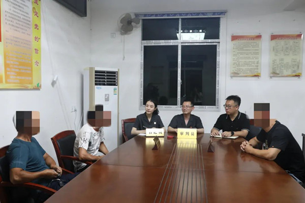 夜调纠纷 夜谈普法 夜访民声！霍童法庭以司法之光照亮百姓心头(图1)