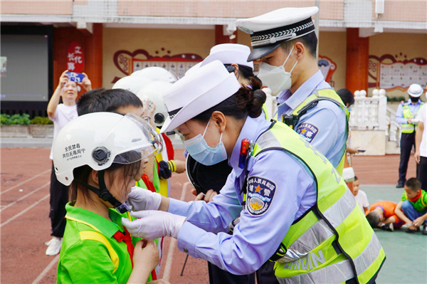 “一盔一带”交通安全“巡回课堂”进校园(图1)