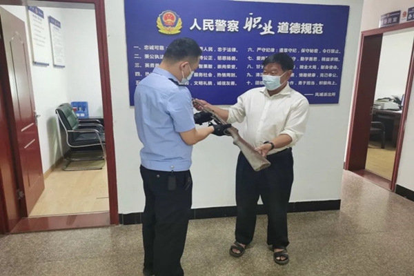 缉枪治爆深入人心，一名群众主动上缴枪支！(图1)