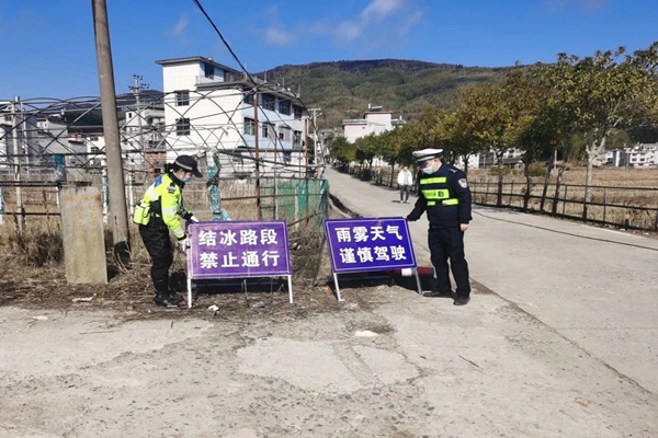 寒潮来袭，寿宁交警迅速除冰保平安(图1)