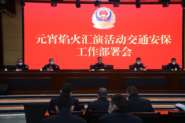 焰火照耀一座城，交警守护万千人(图1)