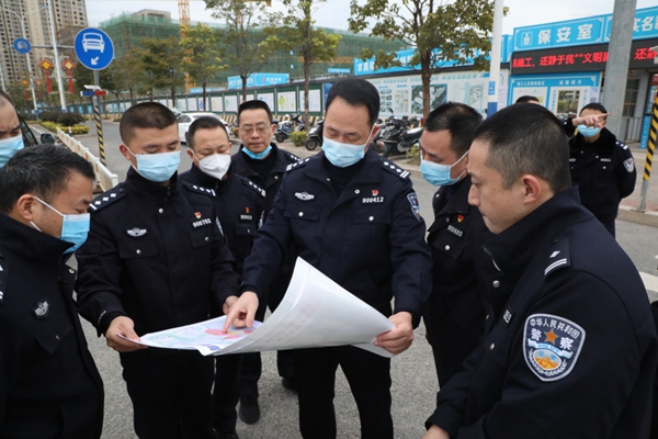 焰火照耀一座城，交警守护万千人(图2)