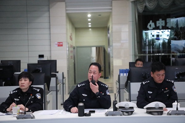 焰火照耀一座城，交警守护万千人(图3)