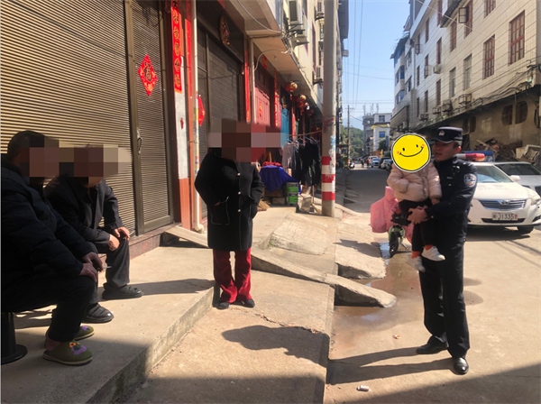  萌娃“指挥”民警 “送”其回到家中(图1)