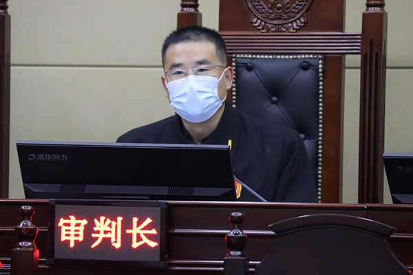 无证驾驶、开斗气车、肇事逃逸，这名“疯狂”的00后男子被判刑了！(图1)