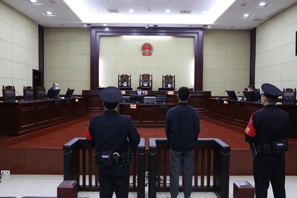 无证驾驶、开斗气车、肇事逃逸，这名“疯狂”的00后男子被判刑了！(图2)