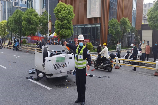 无证驾驶、开斗气车、肇事逃逸，这名“疯狂”的00后男子被判刑了！(图3)