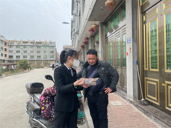 福鼎市法院开展“增强反洗钱意识，防范洗钱风险”主题法治宣传活动(图1)