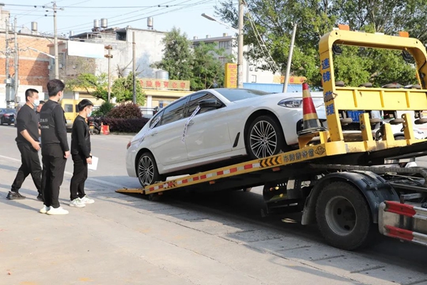 坐拥奔驰宝马拒还款，法院半小时强制扣押！(图1)
