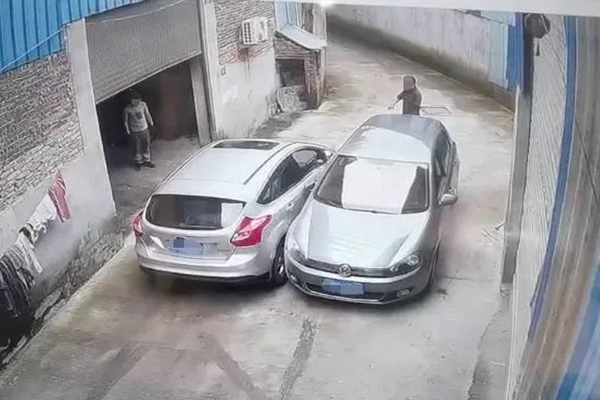 想给小车“免费”补油漆？民警抓包三人同进班房……(图1)