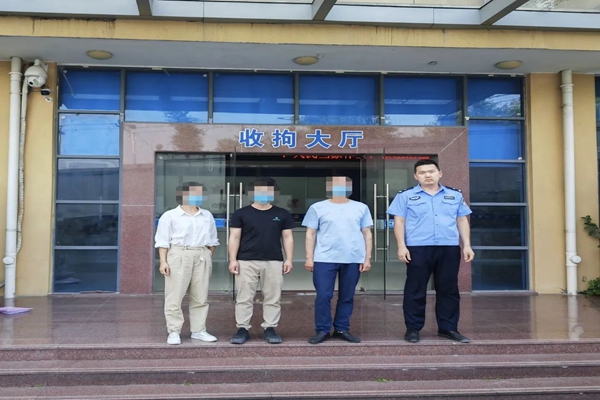 想给小车“免费”补油漆？民警抓包三人同进班房……(图2)