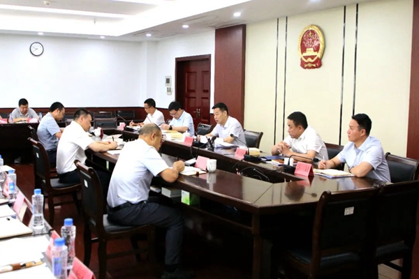市委政法委理论学习中心组召开学习会(图1)