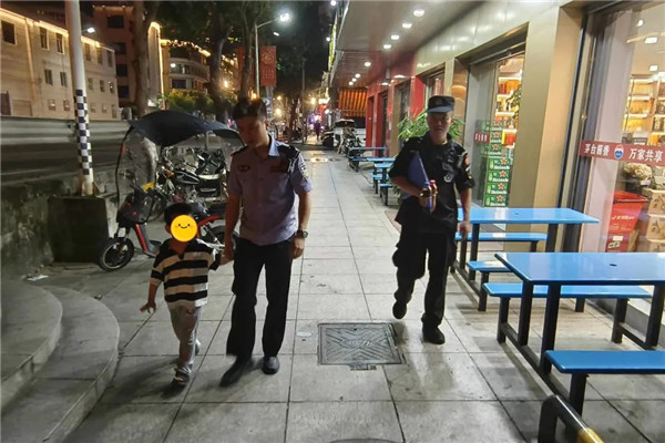 古田：萌娃街头走失 “警”急出动助回家(图1)
