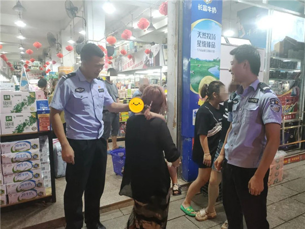 古田：萌娃街头走失 “警”急出动助回家(图3)