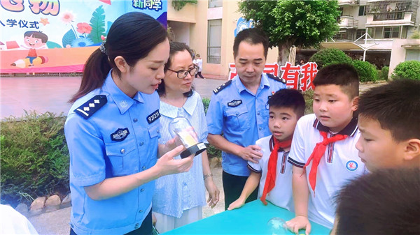 禁毒宣传进校园 筑牢青春“防毒墙”(图1)