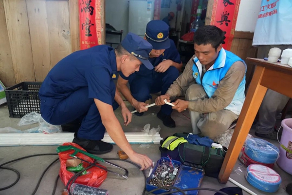 宁德市千余名“火焰蓝”电工志愿者参与表下线改造(图2)