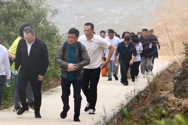  登高望远，携手同行！市委政法委组织开展重阳节登山活动(图1)
