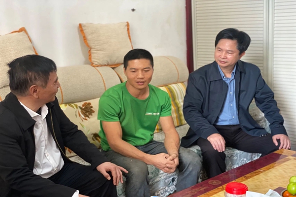 省见义勇为基金会理事长李应良到福安看望慰问见义勇为人员杨焕光(图2)