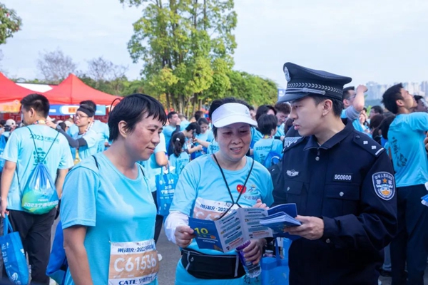 你只管迎风向前，剩下的交给我们！宁德公安护航神行超充·2023宁德马拉松圆满完赛(图4)