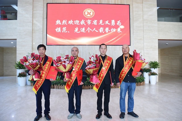 1-23122QA942350.jpg