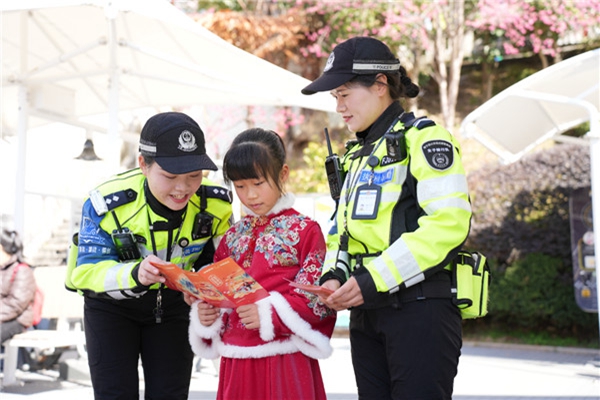 寿宁交警多渠道开展交通安全宣传(图1)