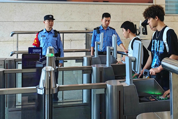 “五一”假期，福鼎车站派出所全力护航旅客出行平安(图1)