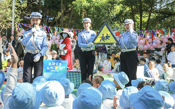 福安交警借力研学契机 开展交通安全宣传活动(图1)