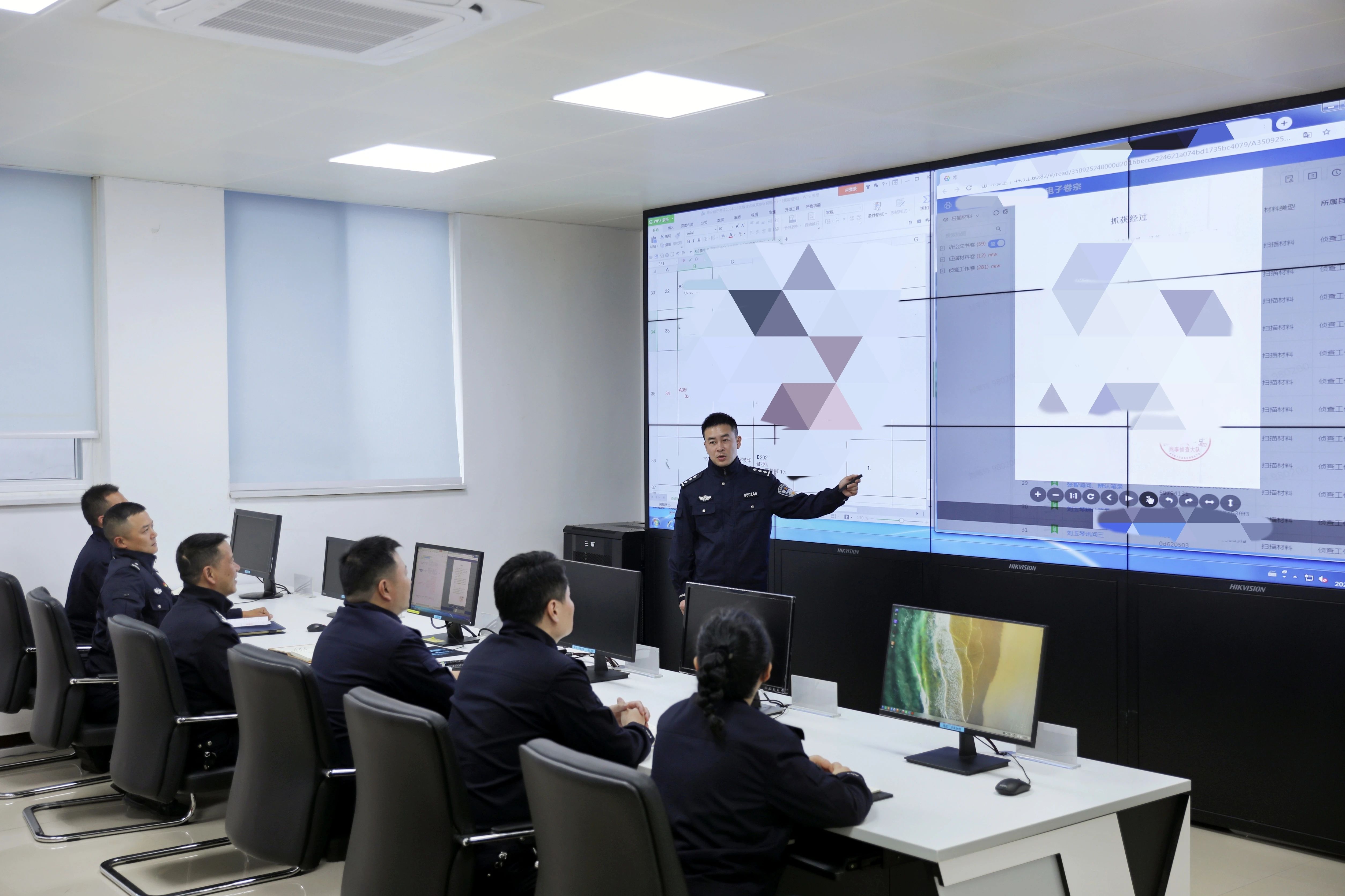 看“全国公安机关建设应用成效突出执法办案管理中心”工作怎么做(图1)