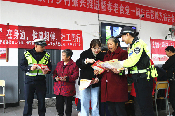 寿宁交警走进“孝老食堂”开展交通安全宣传(图1)