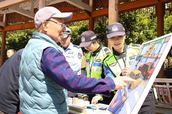 寿宁交警开展夏季交通安全宣传活动
