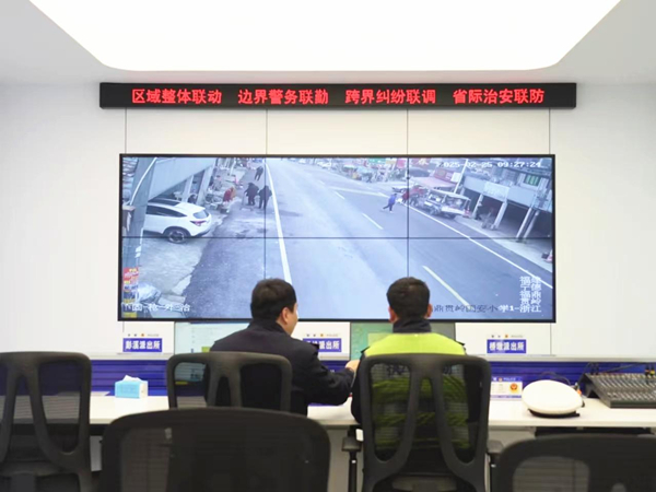 民警密切关注边界区域实时状况.jpg