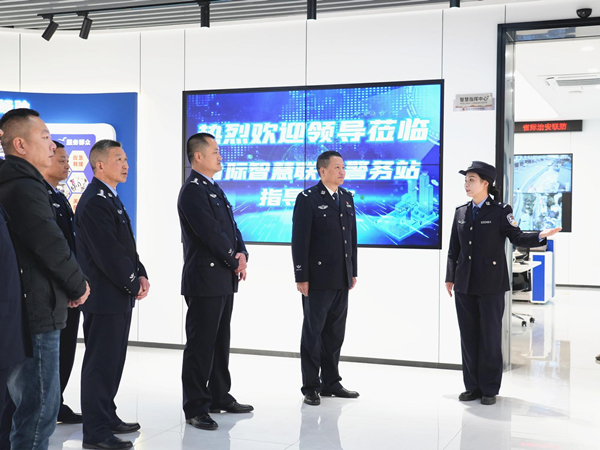福鼎市副市长、公安局局长薛锦（右二）到提档升级后的闽浙省际智慧联勤警务站检查指导工作.jpg