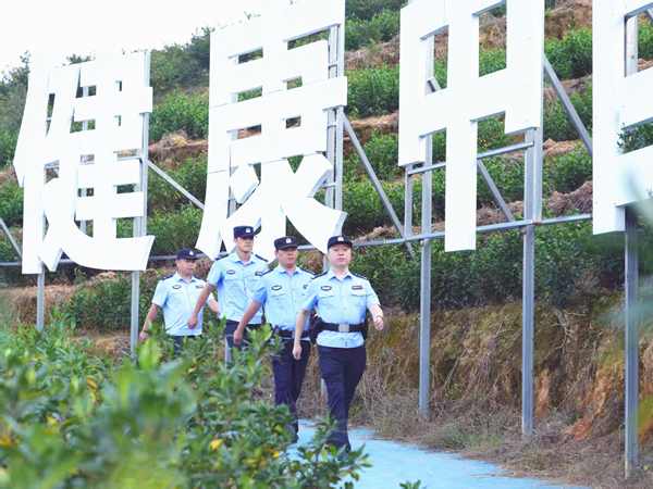 民警开展常态化巡逻防控.jpg