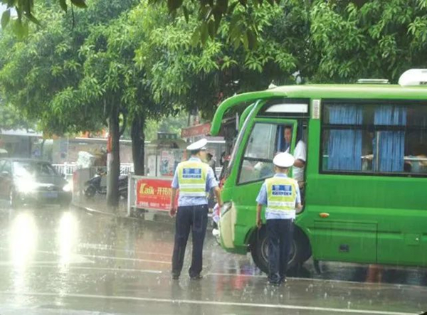林强（右一）与同事在暴雨中执勤_20250723102403.jpg