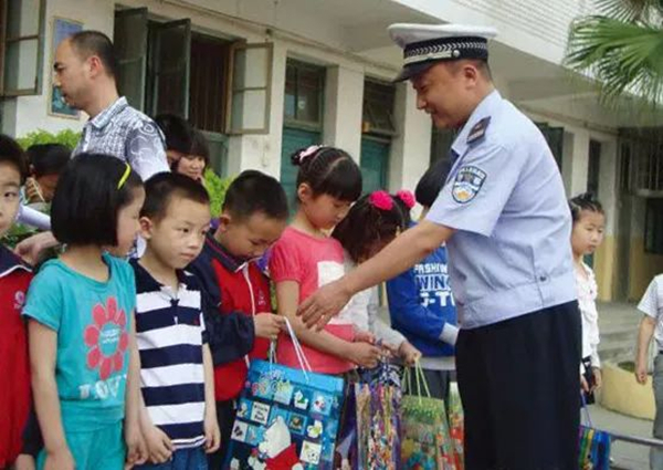 林强在辖区校园开展交通安全知识宣讲并向孩子们赠送学习礼包.jpg