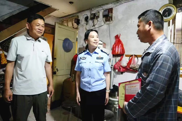 福鼎市公安局、见义勇为协会送奖上门（福鼎市见义勇为先进个人）.jpg