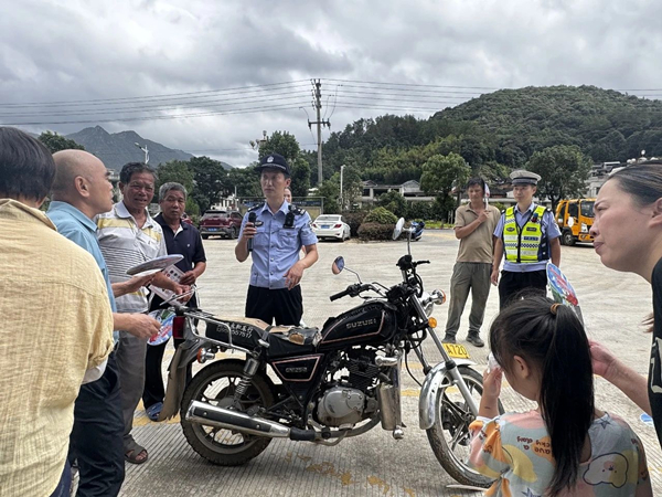 事故残骸“现身说法”2.jpg