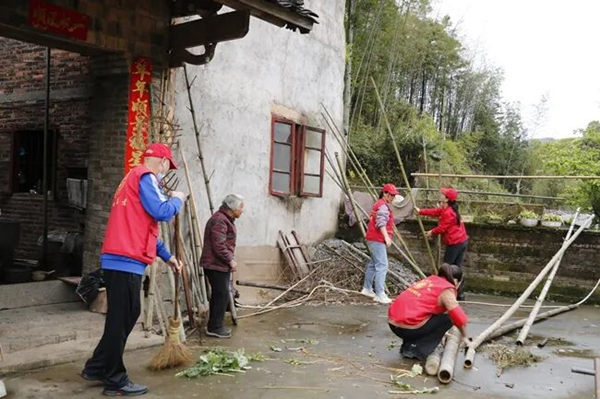 泮洋乡党员志愿者、杜鹃花志愿者前往后路村为独居老人打扫庭院。陈璐摄.jpg