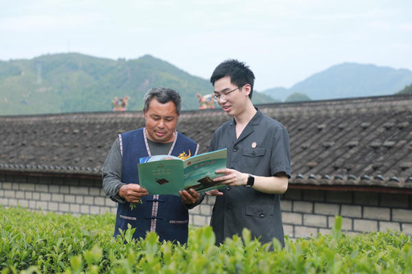 周宁法院干警到田间地头普法.png