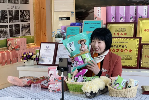 ▲ 张家巧在直播间直播.png