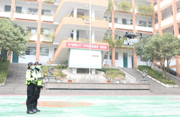 无人机高空喊话   筑牢校园交通安全防线(图1)