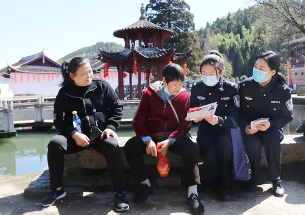 周宁公安凝聚巾帼力量 助力禁毒宣传(图1)