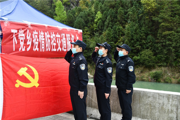 筑牢疫情防控“第一线” 当好群众“守门人”(图1)