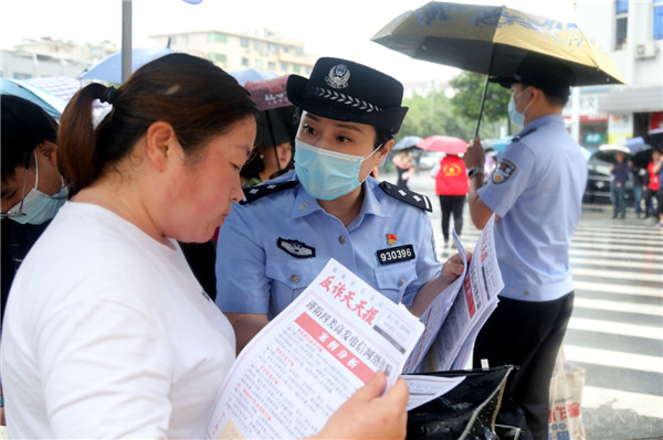 福鼎市公安局组织民警到高考考点开展反诈宣传(图1)